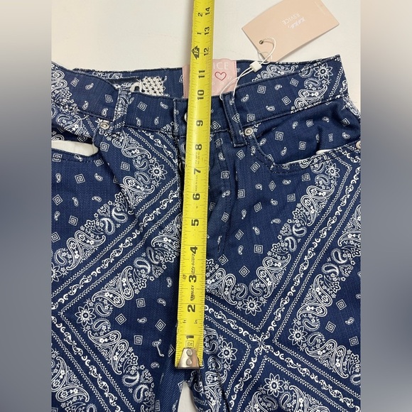 Revice NWT LaLa Land High Rise Flare Jeans Bandana Patchwork Print. Size 26 - Picture 5 of 11